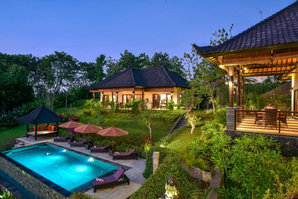 einen Luftblick auf eine Villa mit einem Pool in der Unterkunft VILLA CAHAYA Perfectly formed by the natural surrounding and Balinese hospitality in Lovina