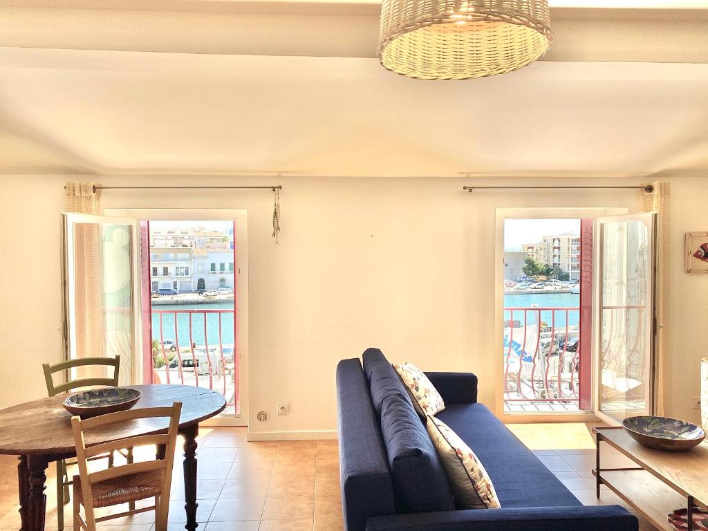 Posezení v ubytování Grand appartement avec vue sur quai