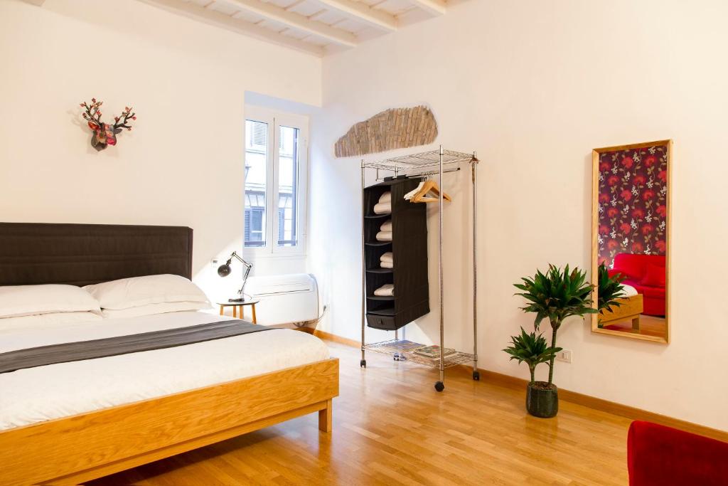 una camera con letto e armadio di Paglia House of 17Century in Trastevere a Roma