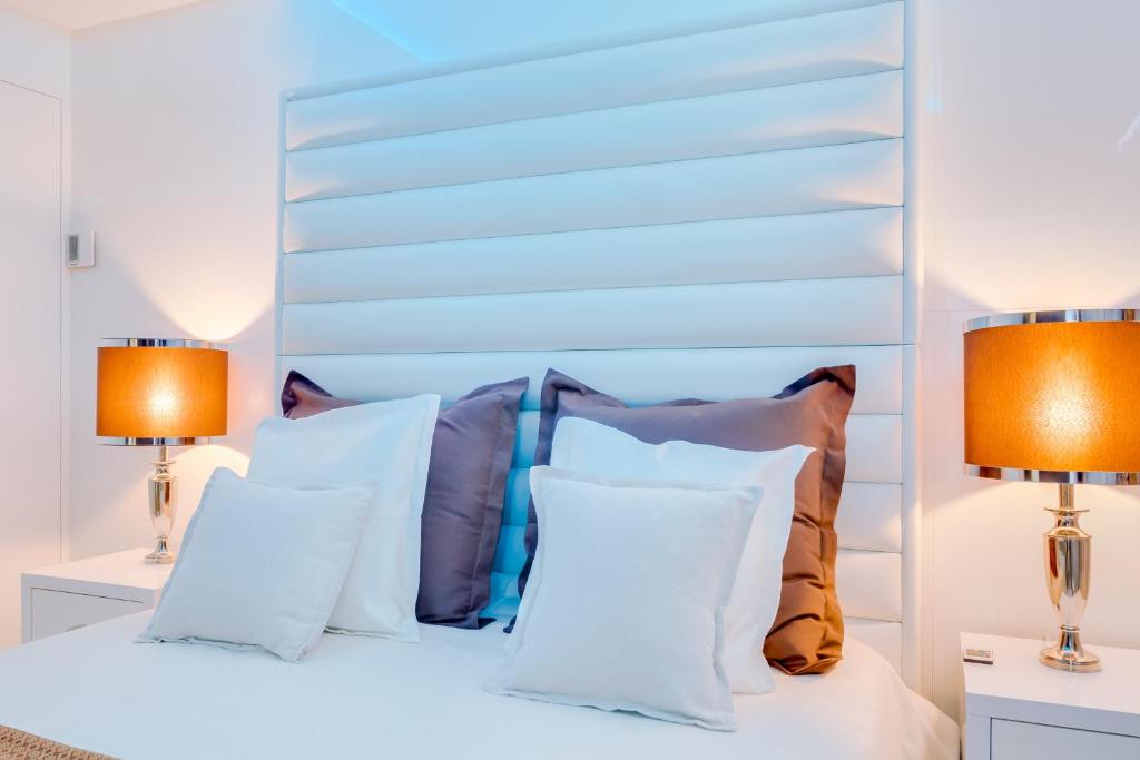Postel nebo postele na pokoji v ubytování Gold Suites - Luxurious apartment - Sea view
