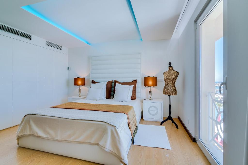 Postel nebo postele na pokoji v ubytování Gold Suites - Luxurious apartment - Sea view