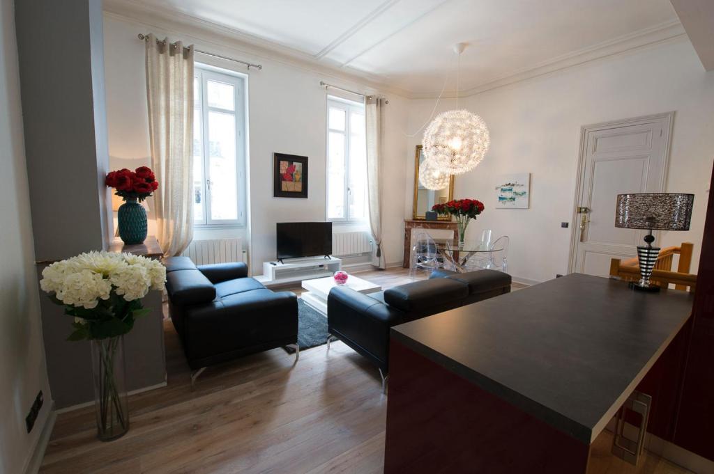 sala de estar con sofás y mesa en Design Smart Flat Bordeaux en Burdeos
