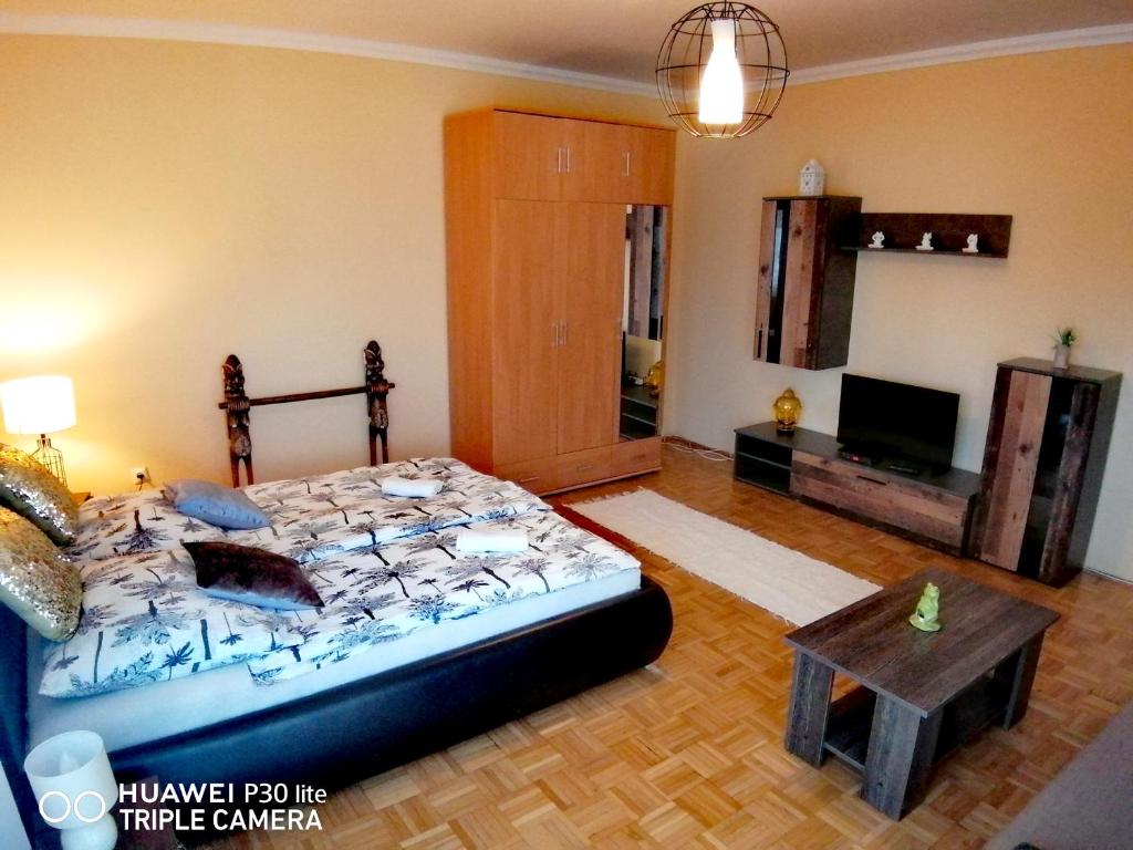 Posteľ alebo postele v izbe v ubytovaní Zöld Béka Hőforrás Apartman