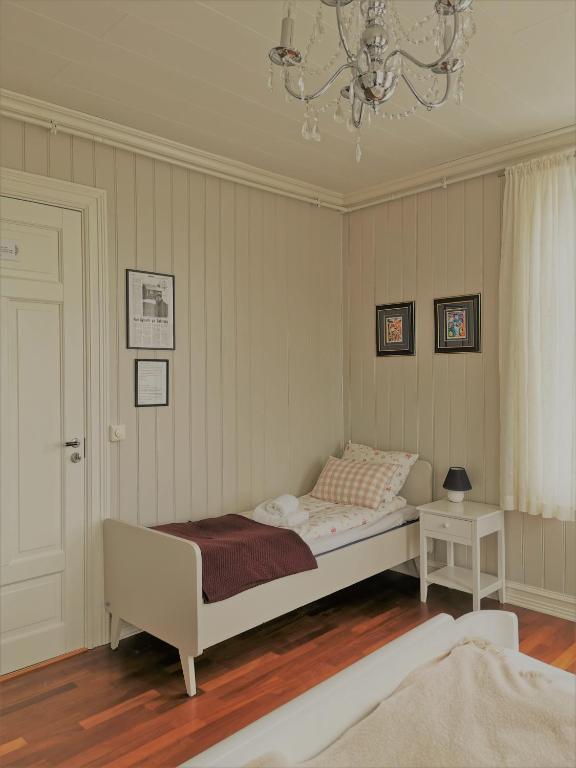 Postel nebo postele na pokoji v ubytování Sakrisøy Gjestegård - Manor House in Sakrisøy - Solbakken anno 1880