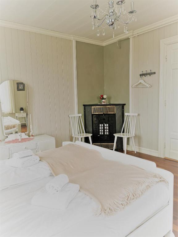 Postel nebo postele na pokoji v ubytování Sakrisøy Gjestegård - Manor House in Sakrisøy - Solbakken anno 1880