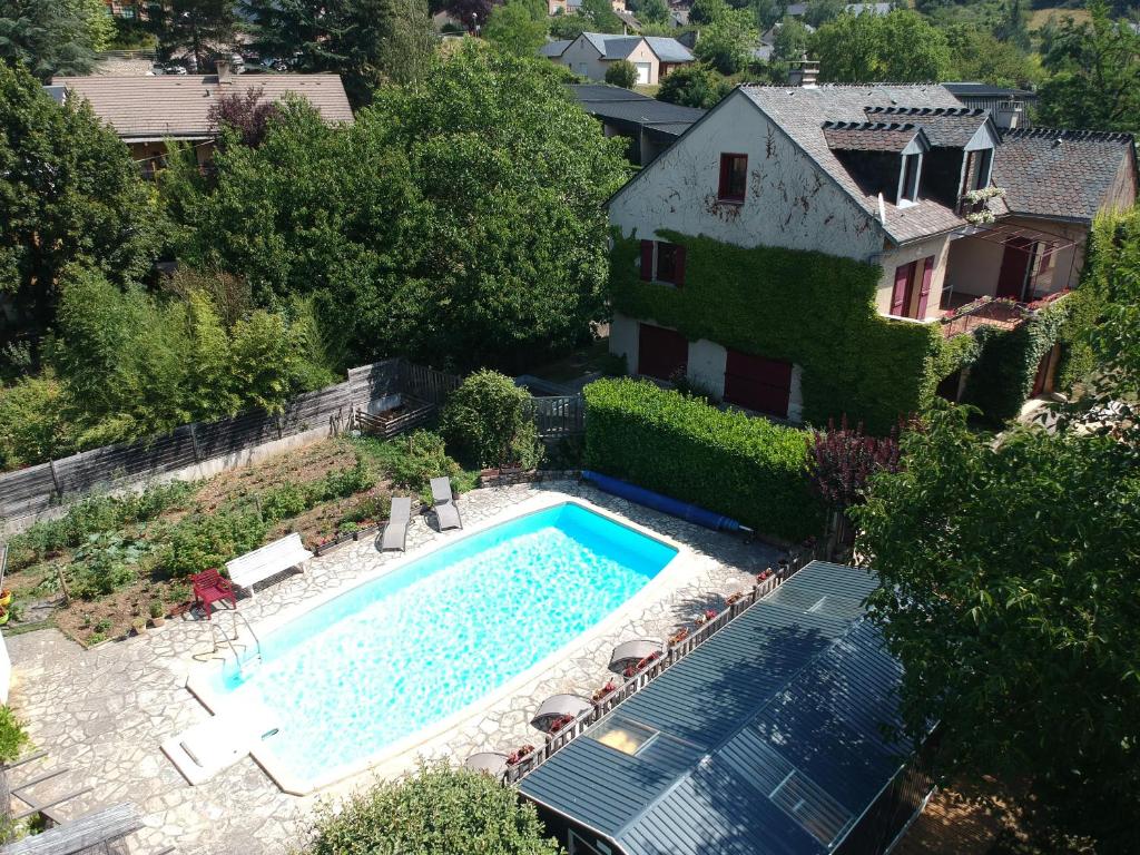 vista sul tetto di una piscina di fronte a una casa di ISPAEVA a Ispagnac