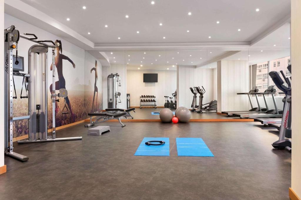 Fitness centrum a/nebo fitness zařízení v ubytování Ramada by Wyndham Lisbon
