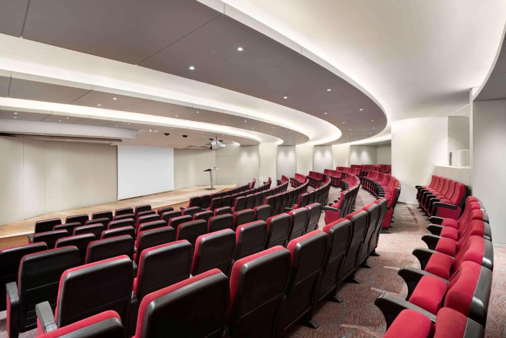 Ramada by Wyndham Lisbon - Resim 26