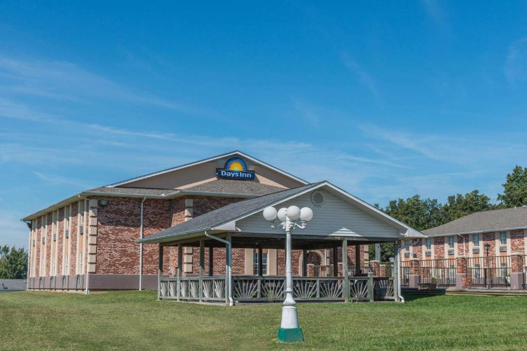 un edificio escolar con un cartel encima en Days Inn by Wyndham Perryville en Perryville