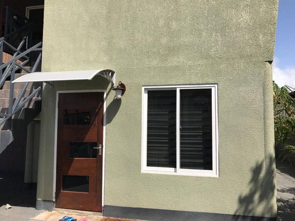 a building with a door and a window at Perfect stay apartments in Paramaribo
