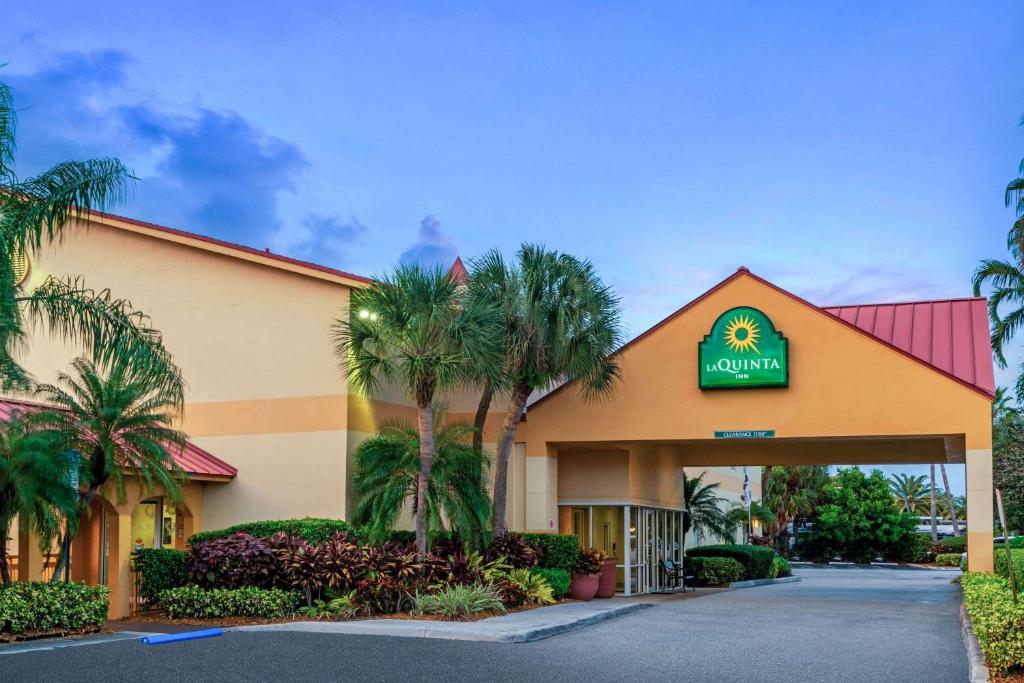 a hotel with a sign on the side of a building at La Quinta by Wyndham Fort Lauderdale Pompano Beach in Fort Lauderdale