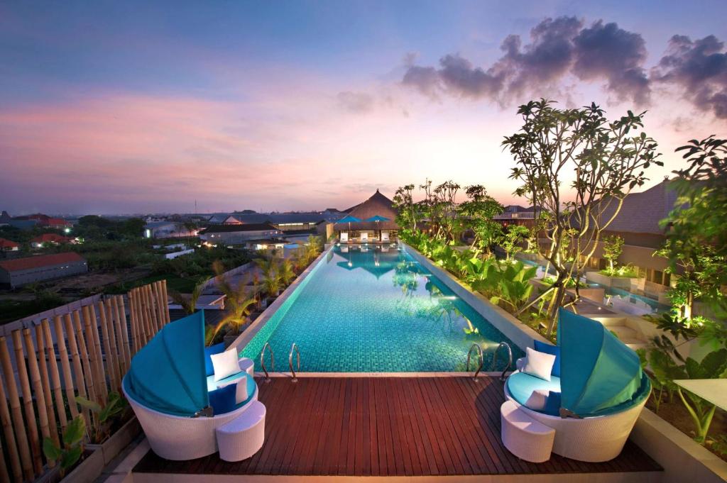 クタにあるRamada by Wyndham Bali Sunset Road Kutaのリゾートのスイミングプールの景色を望めます。