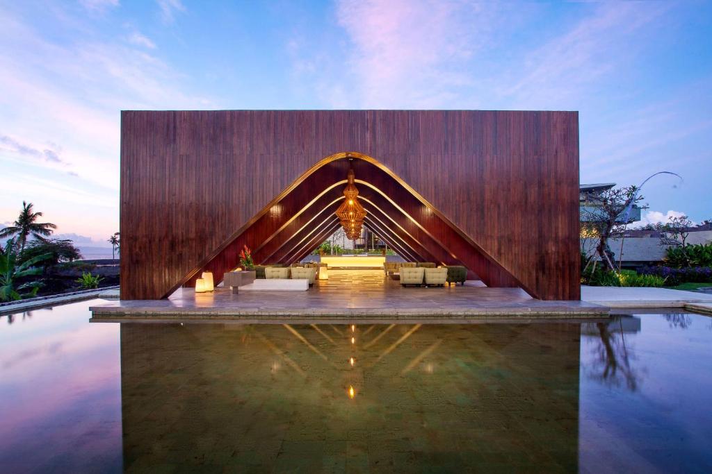 una gran pared de madera junto a una piscina en Wyndham Tamansari Jivva Resort Bali, en Keramas