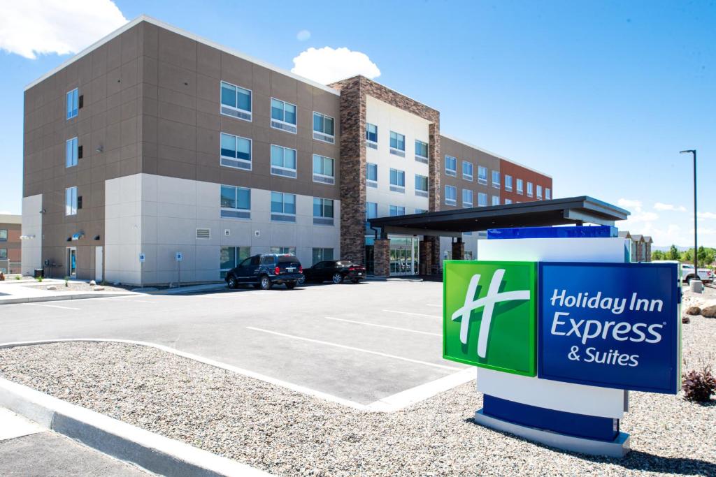 un panneau dans un parking devant un hôpital dans l'établissement Holiday Inn Express & Suites - Elko, an IHG Hotel, à Elko