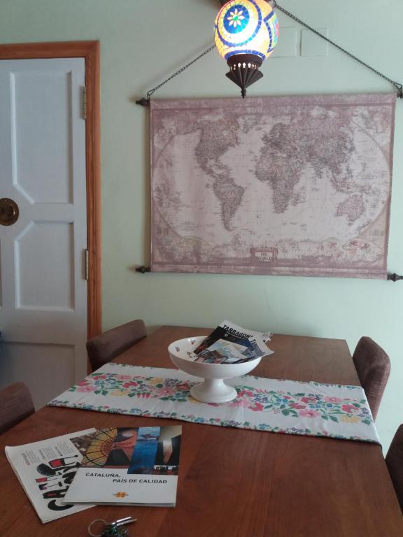 une table avec une carte du monde sur le mur dans l'établissement Ventallols, à Tarragone