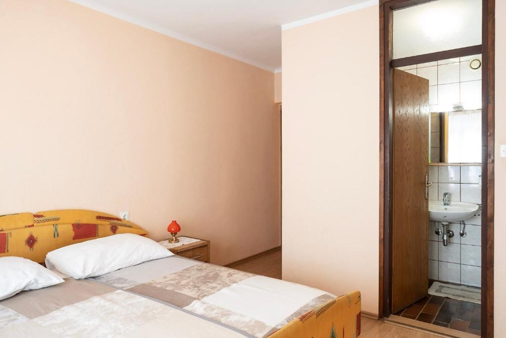 Postel nebo postele na pokoji v ubytování Rooms Pevc & Hostel Ljubno ob Savinji
