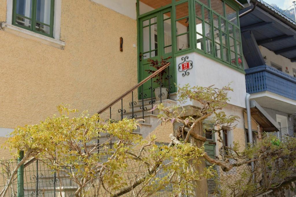 un edificio con una puerta verde y escaleras en él en Apartma 10th Mountain, Bovec, en Bovec