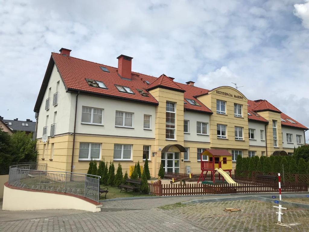 レバルにあるApartament Rezydencja Marinoの赤屋根の大黄白住宅