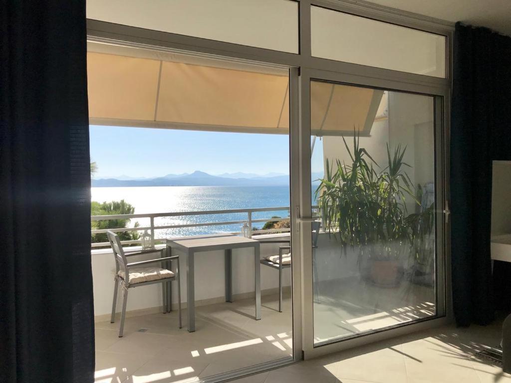 widok na ocean z balkonu domu w obiekcie Sea view apartment w mieście Lutraki