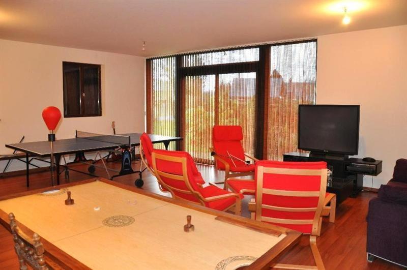 TV a/nebo společenská místnost v ubytování Domaine du Rouge-Gorge