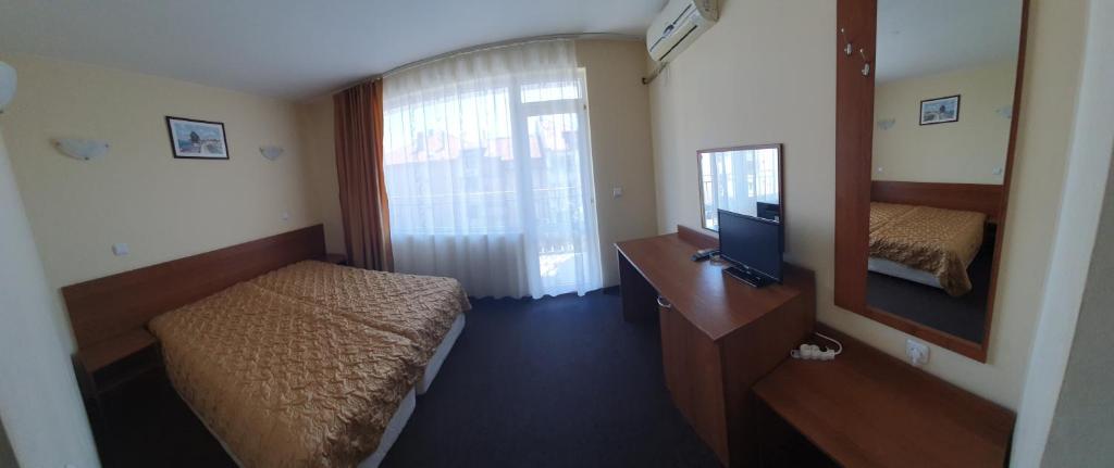 TV a/nebo společenská místnost v ubytování Sandor Hotel