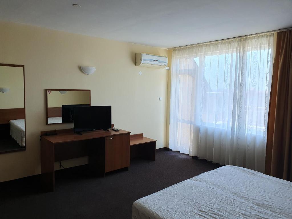 TV a/nebo společenská místnost v ubytování Sandor Hotel