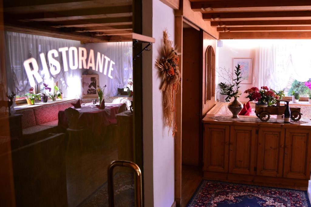 Restauracja lub miejsce do jedzenia w obiekcie Appartamenti Astoria La Villa