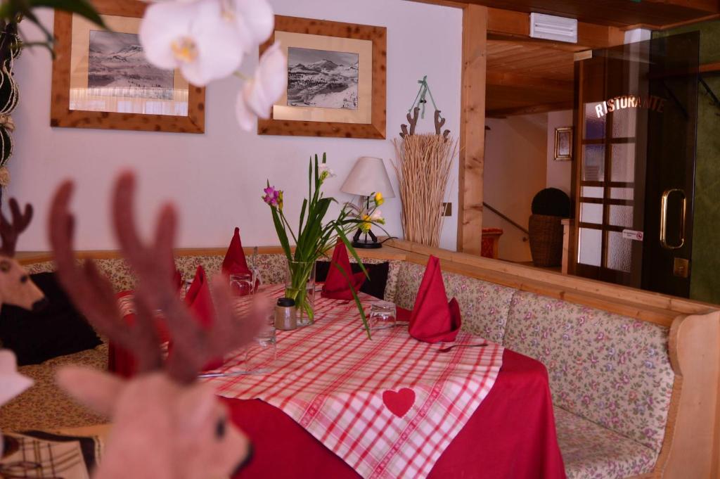 Restauracja lub miejsce do jedzenia w obiekcie Appartamenti Astoria La Villa
