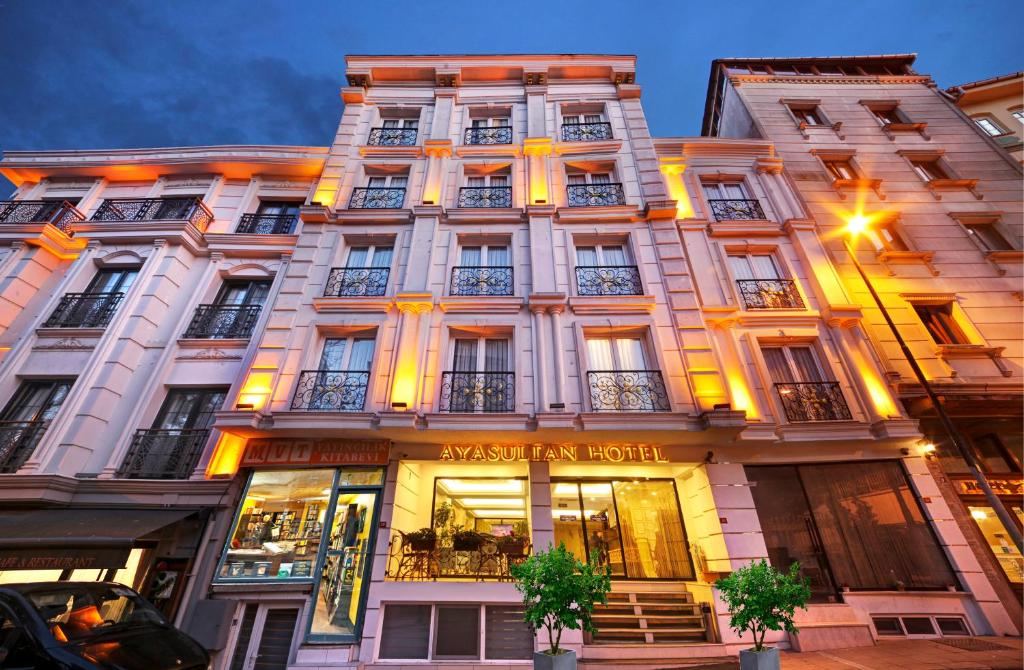 un edificio con un cartel en la parte delantera en Ayasultan Hotel, en Estambul