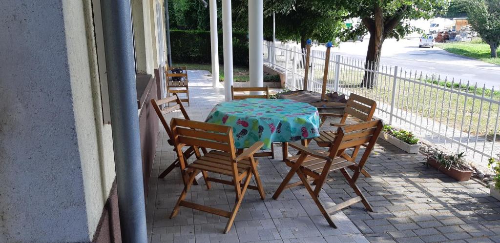Balkón nebo terasa v ubytování Jankó Apartman