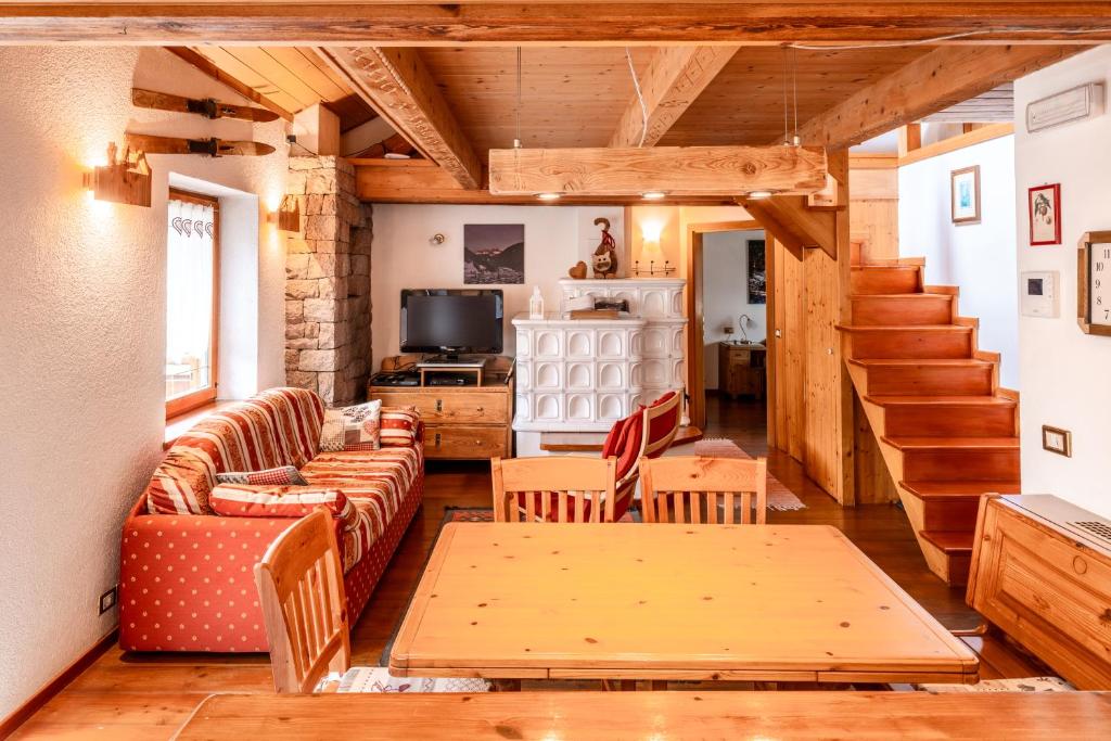 un soggiorno con divano e tavolo di Appartamento Casa Brigadoi a Predazzo