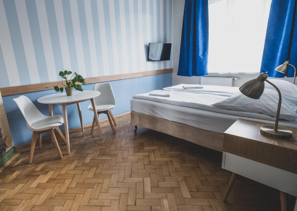 Postel nebo postele na pokoji v ubytování Cybulskiego Guest Rooms