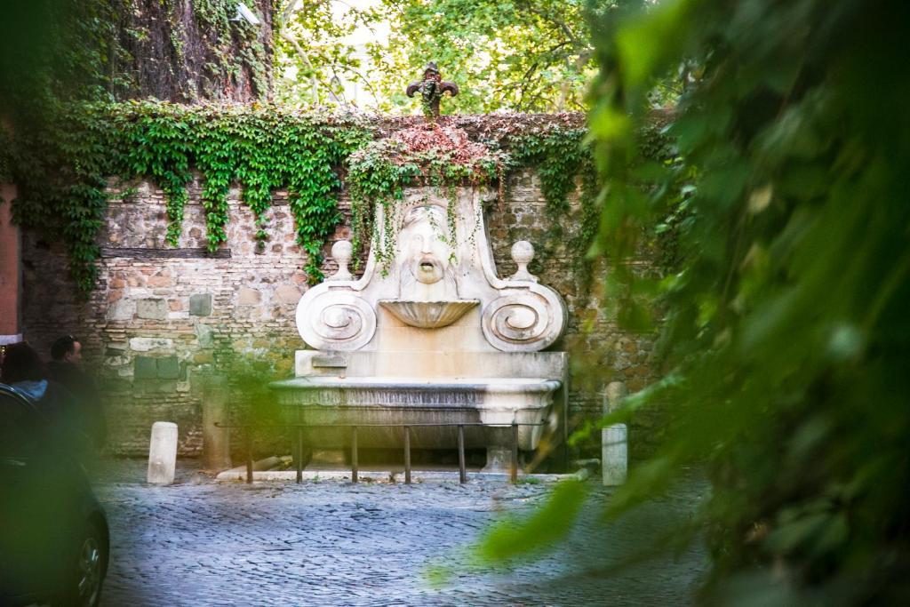 ローマにあるSales Rome Trastevere Homeの上に立つ庭の噴水