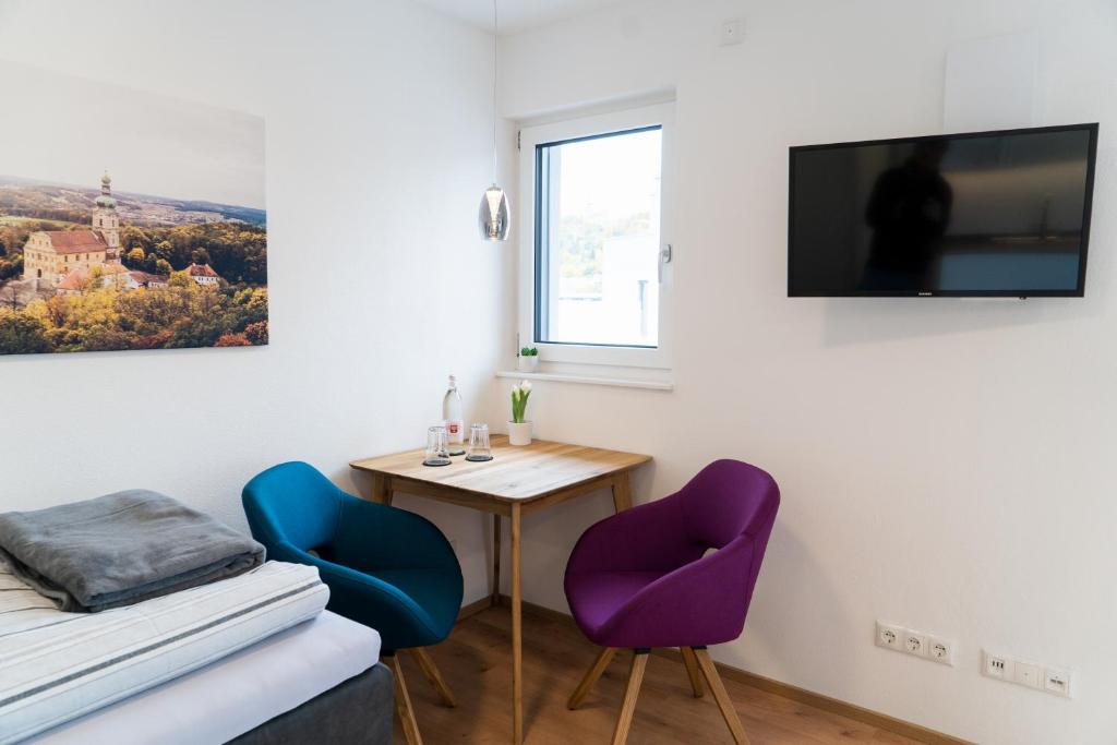 TV a/nebo společenská místnost v ubytování AMBERG APART - Apartment B - Wohnraum auf Zeit