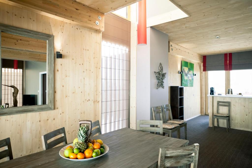 Kuchyň nebo kuchyňský kout v ubytování L'Aiguille Grive Chalets Hotel
