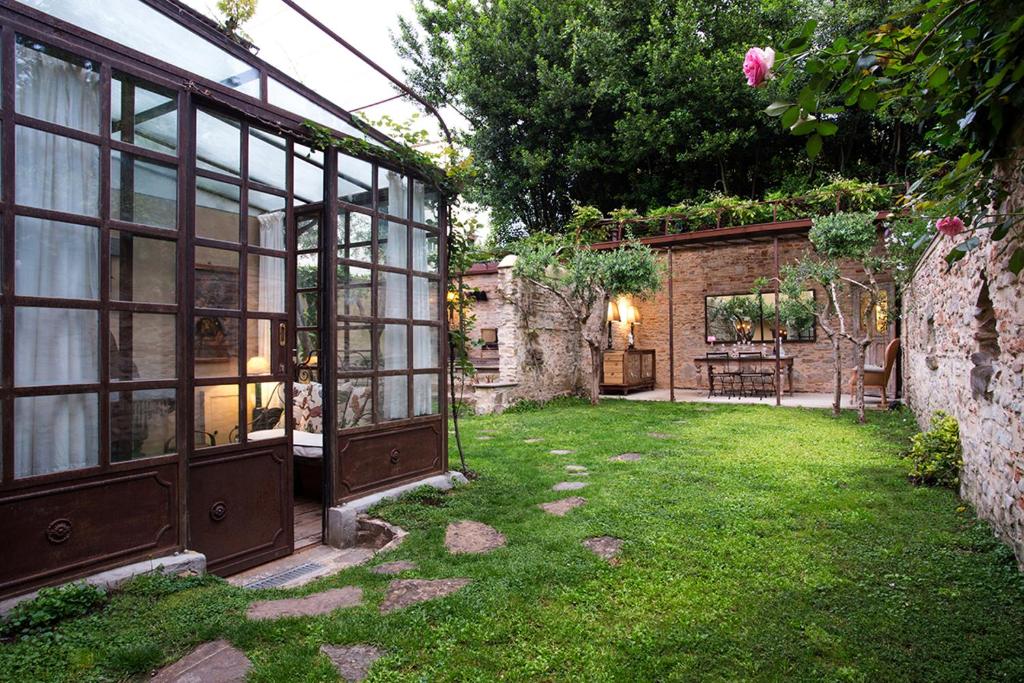 フィレンツェにあるApartment Ronco Giardinoの大きなガラスドアと庭のある庭園