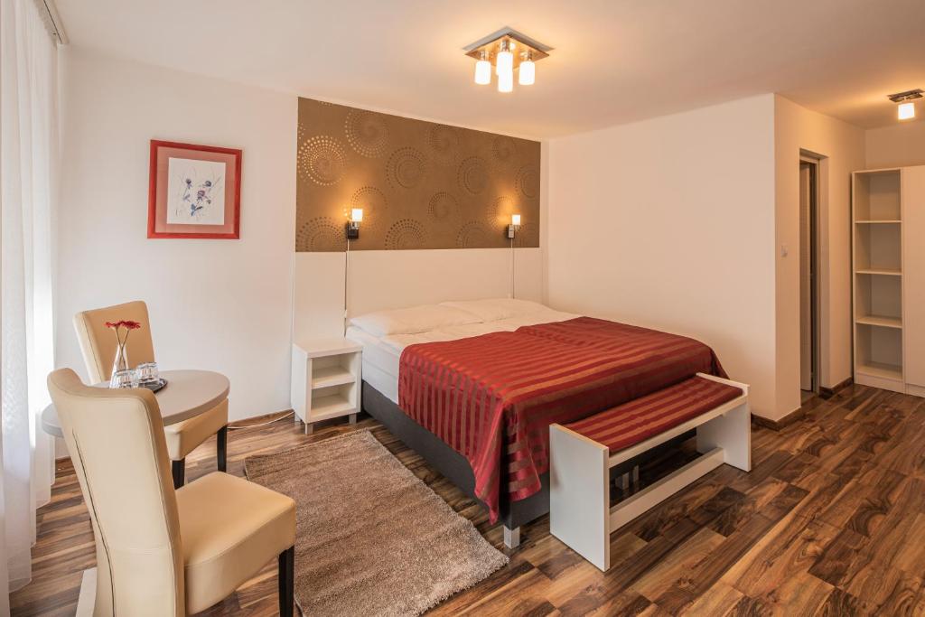Posteľ alebo postele v izbe v ubytovaní Riviéra Rooms Vendégszobák