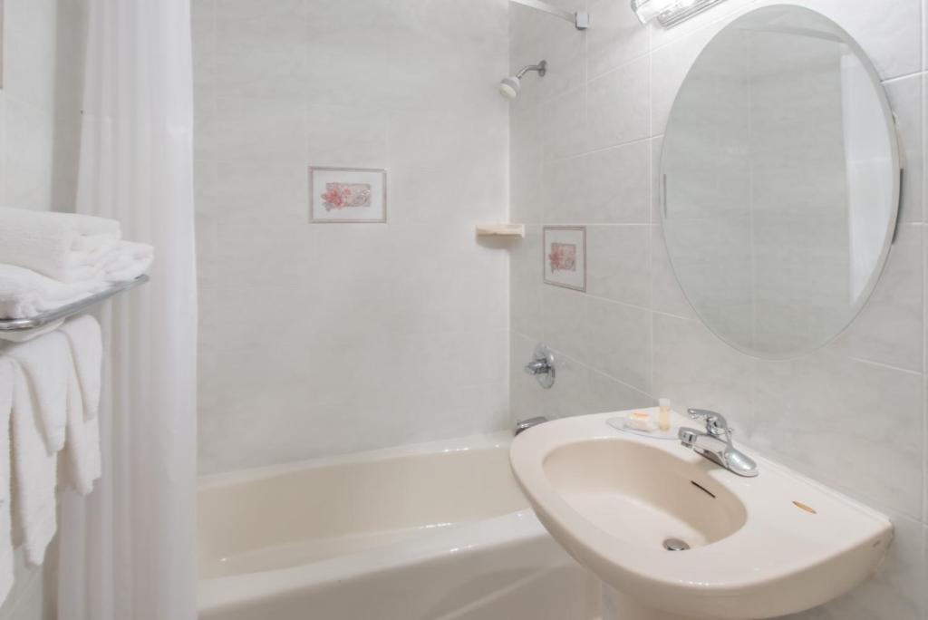 Days Inn by Wyndham Hicksville Long Island - Chambre Roi Avec Deux Lits Royaux - Non-fumeur
