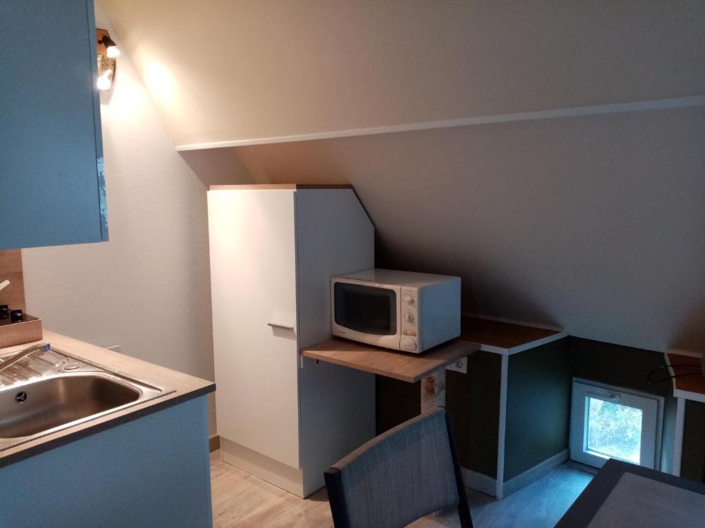 Kuchyň nebo kuchyňský kout v ubytování Chambres d'hôtes les Clématites en Cotentin