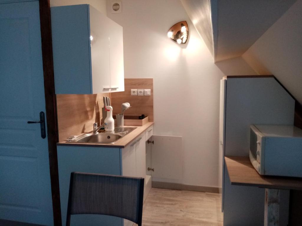 Kuchyň nebo kuchyňský kout v ubytování Chambres d'hôtes les Clématites en Cotentin