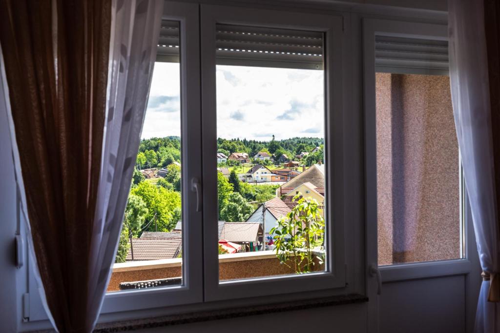 ein Fenster mit Stadtblick in der Unterkunft Apartment Amor-deluxe in Slunj