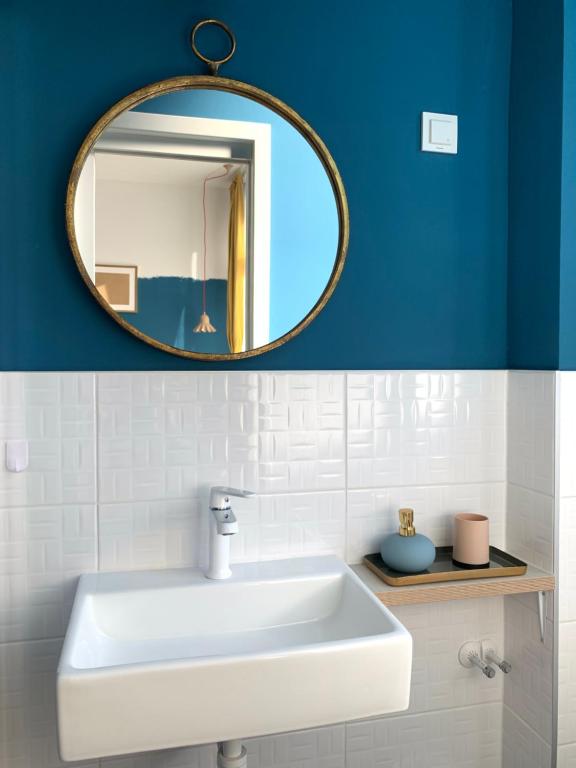 łazienka z białą umywalką i lustrem w obiekcie Luxury Central Apartment by Carpe Diem w Zagrzebiu