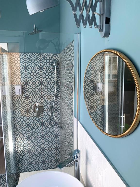 łazienka z umywalką i lustrem w obiekcie Luxury Central Apartment by Carpe Diem w Zagrzebiu