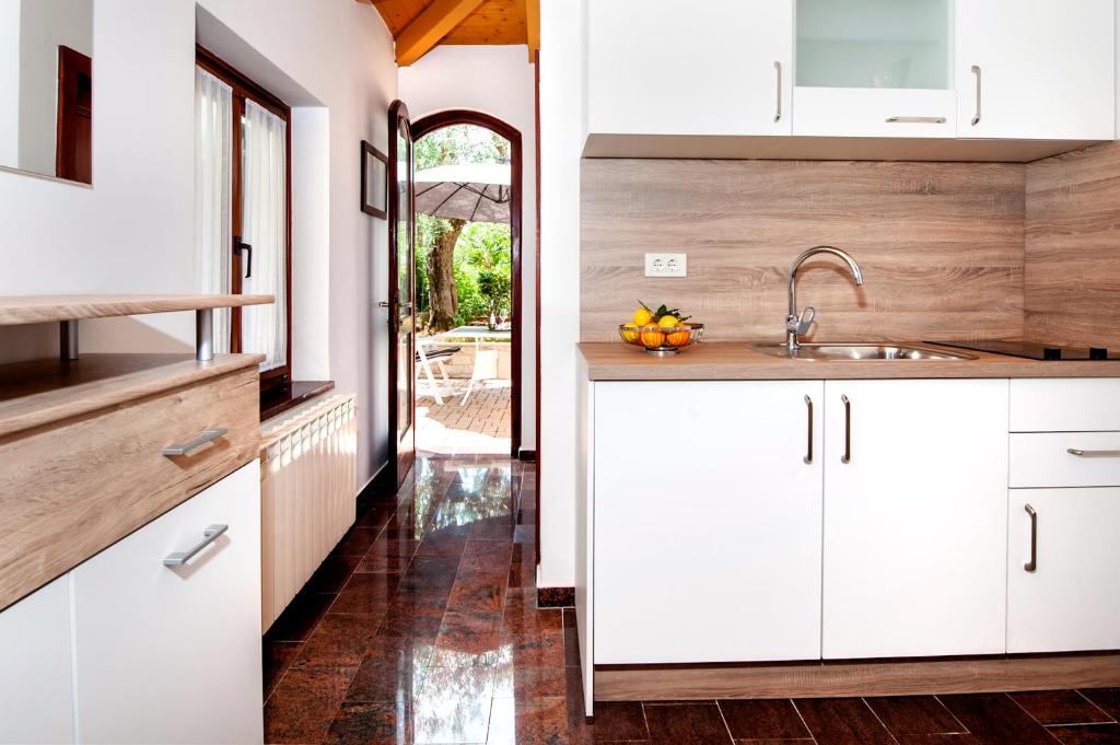 Kuchyň nebo kuchyňský kout v ubytování Apartments Carmelo