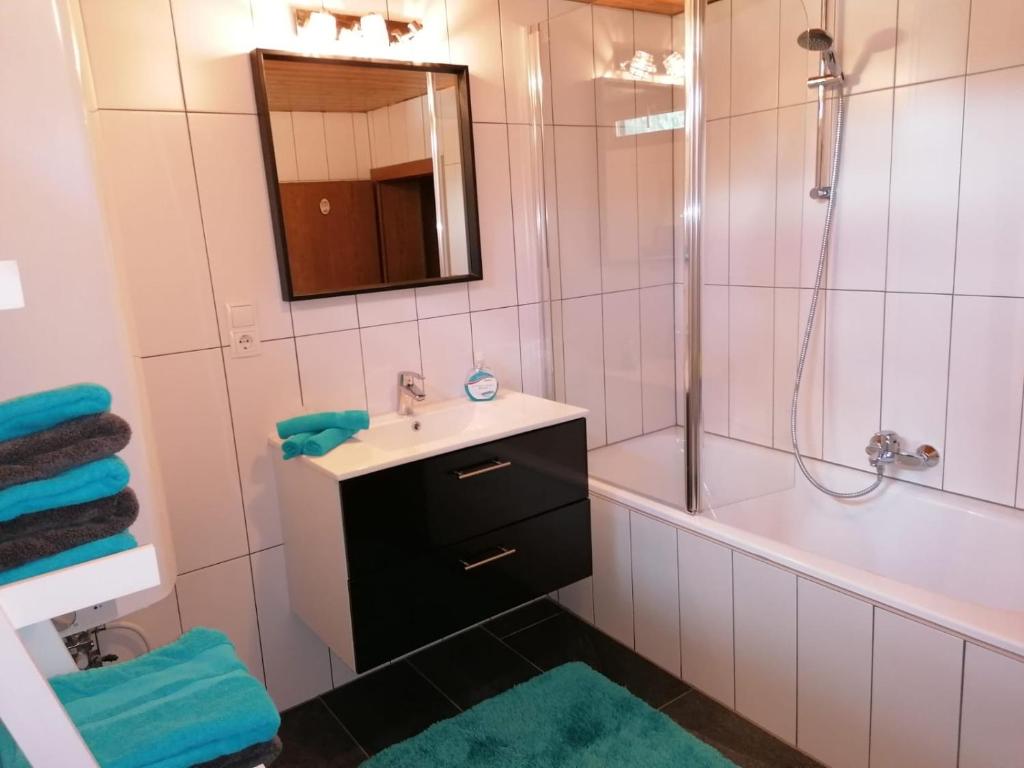 Kúpeľňa v ubytovaní Ferienhaus Schöpf - Die Hoamat