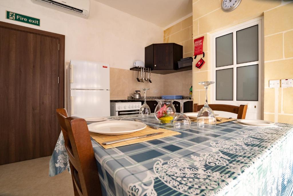 Kuchyň nebo kuchyňský kout v ubytování Sunset Seaview Apartments