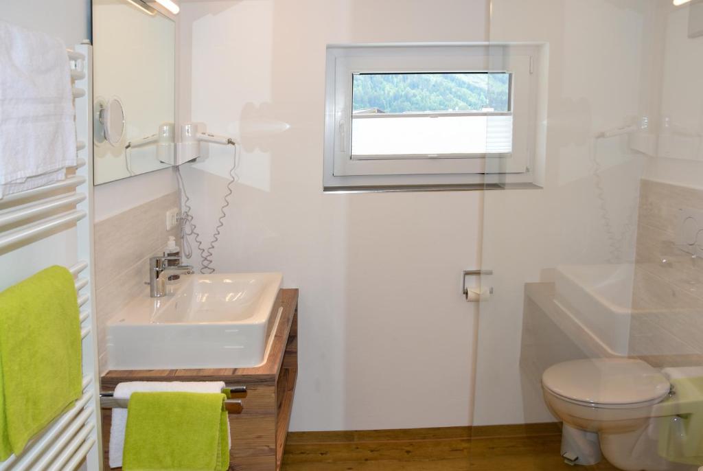 A bathroom at Das Kleemanns