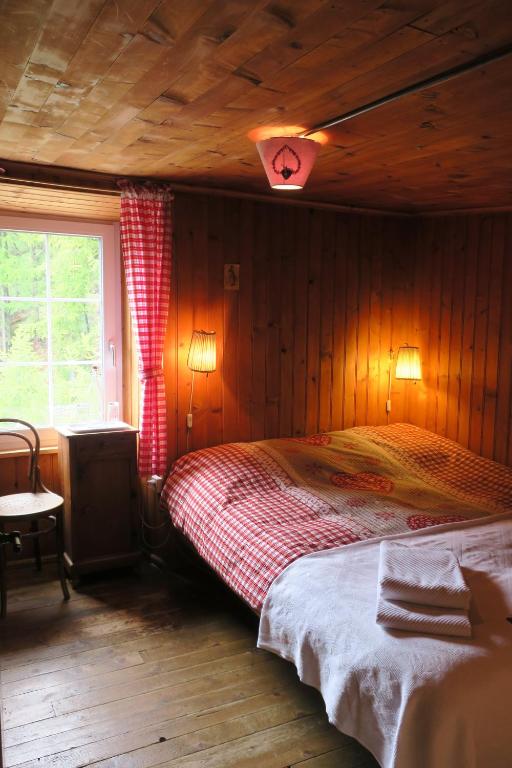 Postel nebo postele na pokoji v ubytování Edelweiss Mountain Guest House - 1 hour hike up from Zermatt station - On hiking trail - No transport