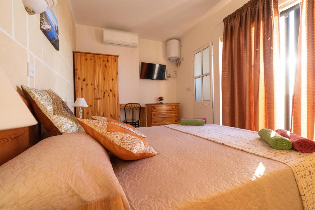 Postel nebo postele na pokoji v ubytování Sunset Seaview Apartments