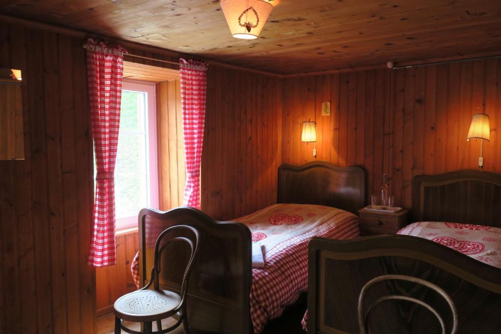 Postel nebo postele na pokoji v ubytování Edelweiss Mountain Guest House - 1 hour hike up from Zermatt station - On hiking trail - No transport